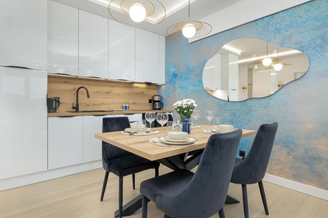 Polanki Aqua With Parking By Renters Prestige Apartment