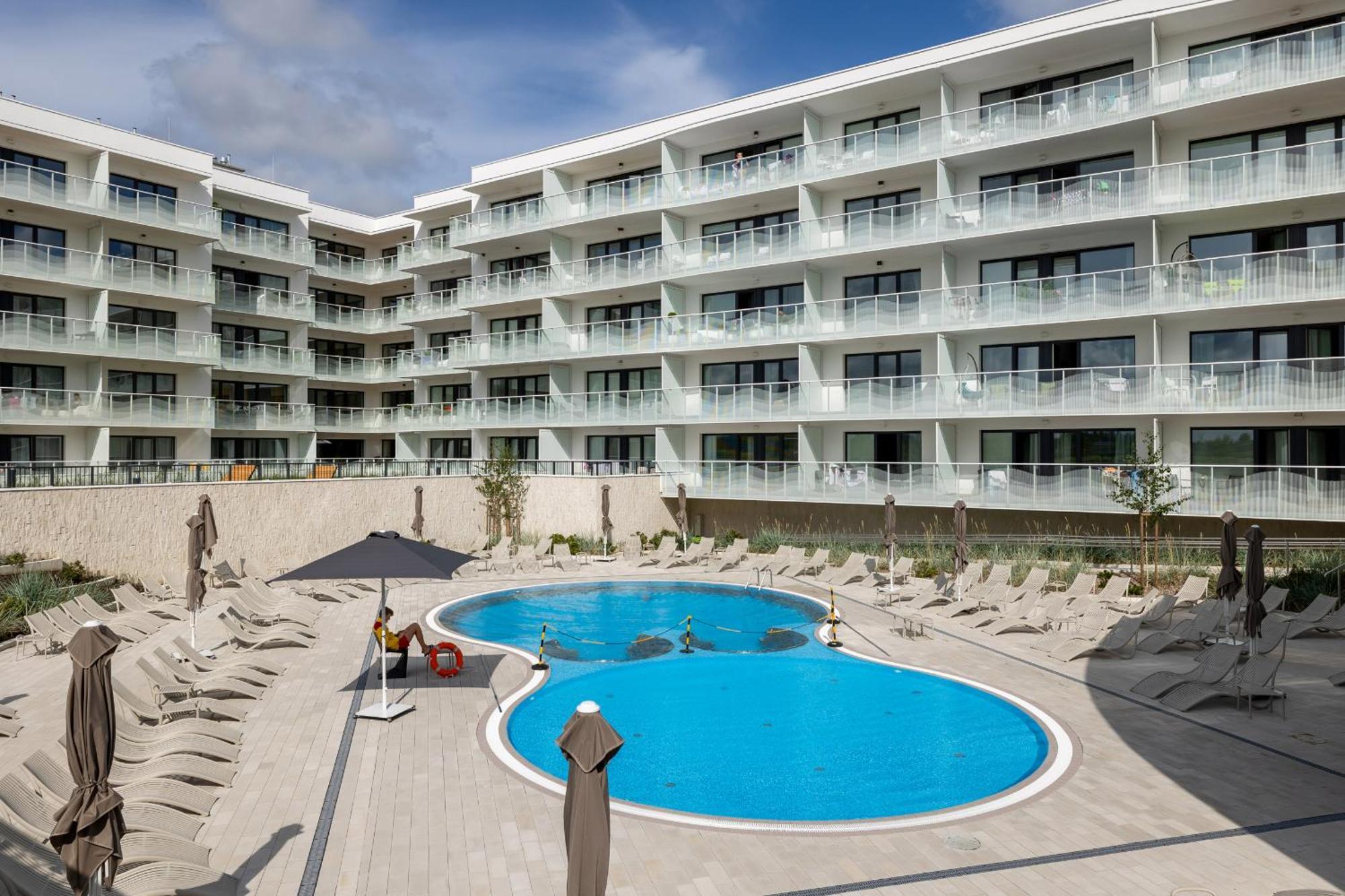Polanki Aqua With Parking By Renters Prestige Apartment *